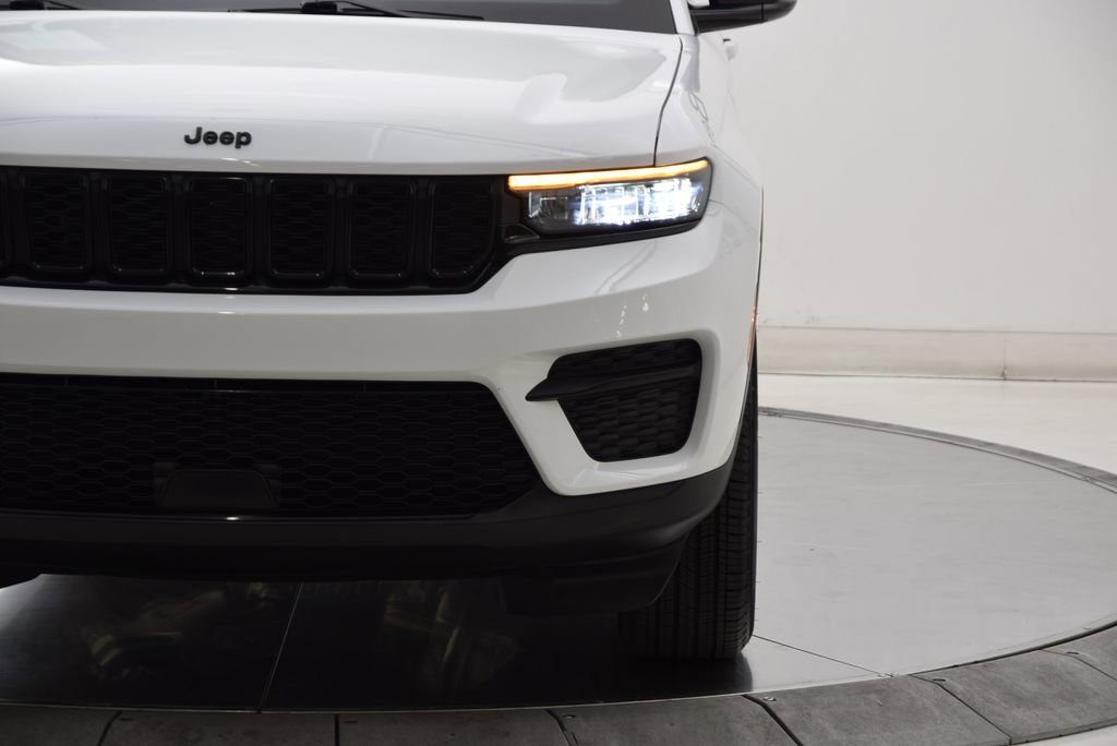Used 2024 Jeep Grand Cherokee Altitude RWD image 9