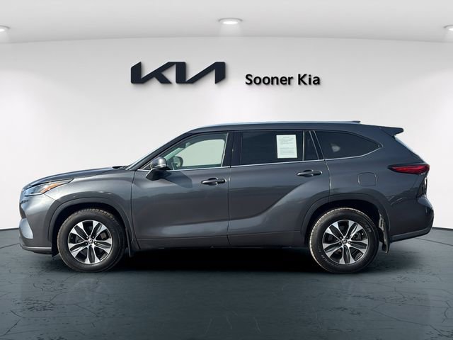 Used 2021 Toyota Highlander XLE AWD/4WD image 3