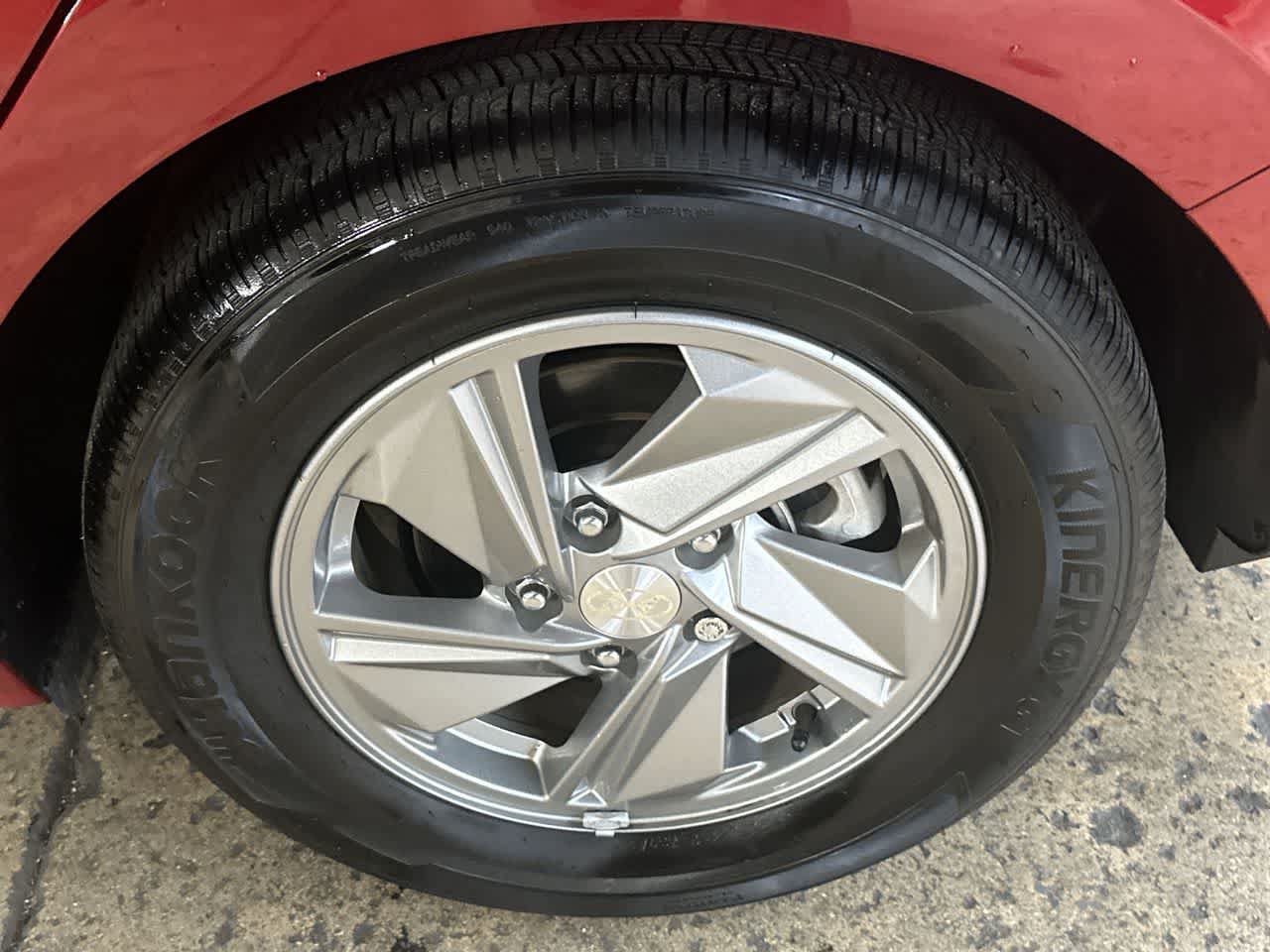 Used 2025 Hyundai Elantra SE FWD image 11