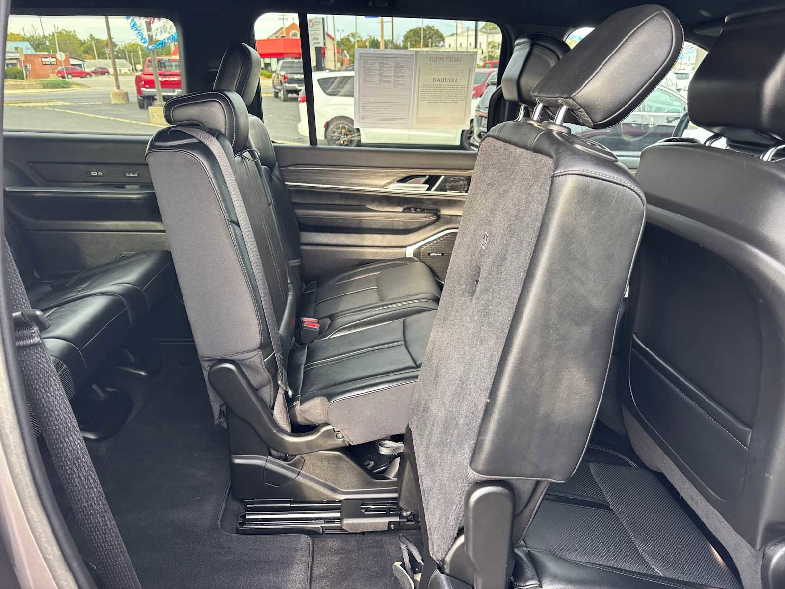 Certified 2024 Jeep Wagoneer L Series III w/ Flexible Seating Group image 14