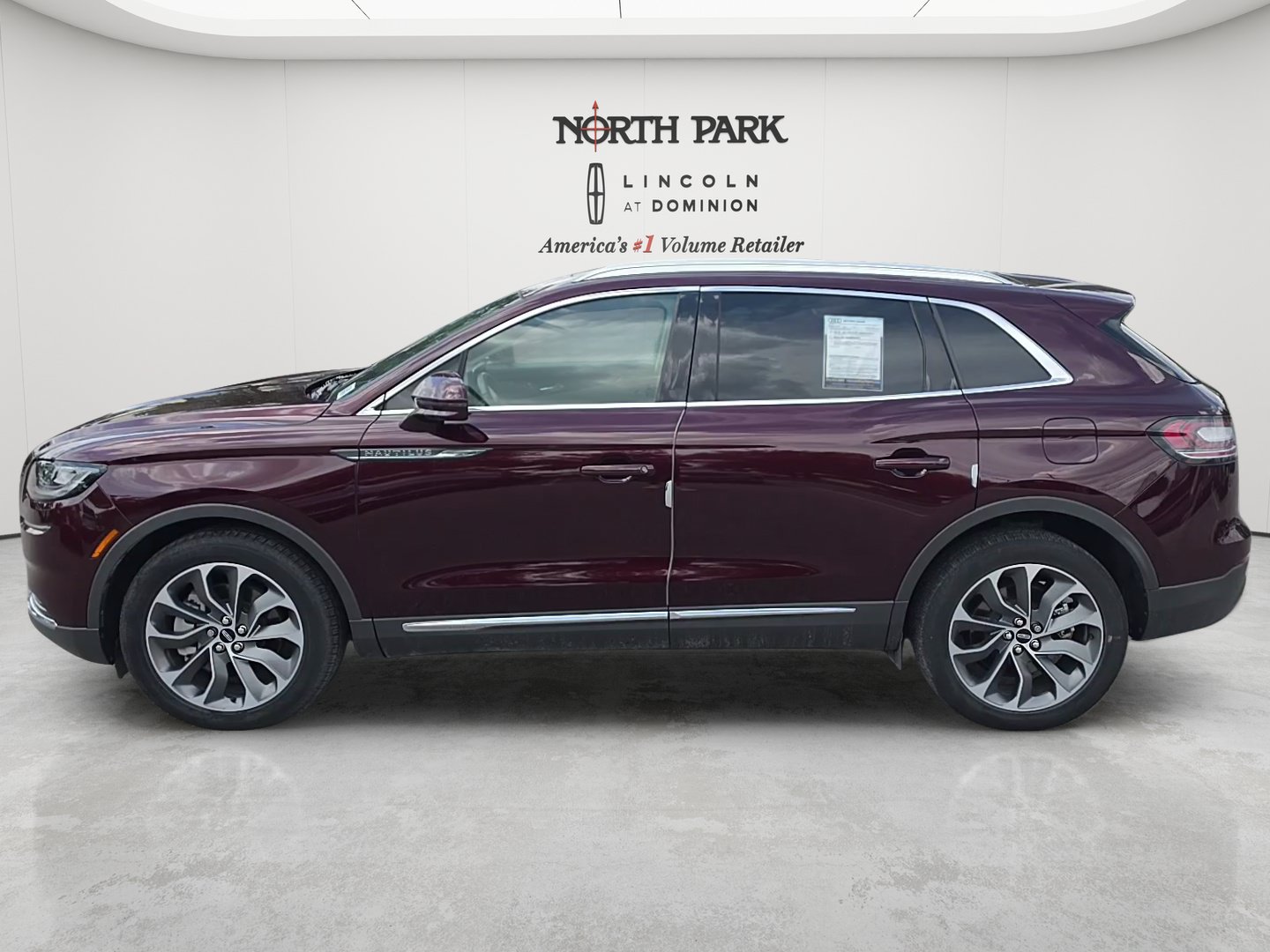 Used 2023 Lincoln Nautilus Reserve AWD/4WD image 2
