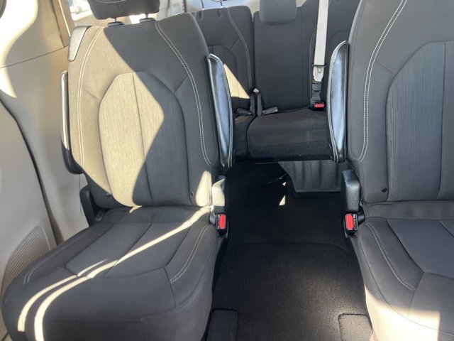 Used 2022 Chrysler Voyager LX image 17