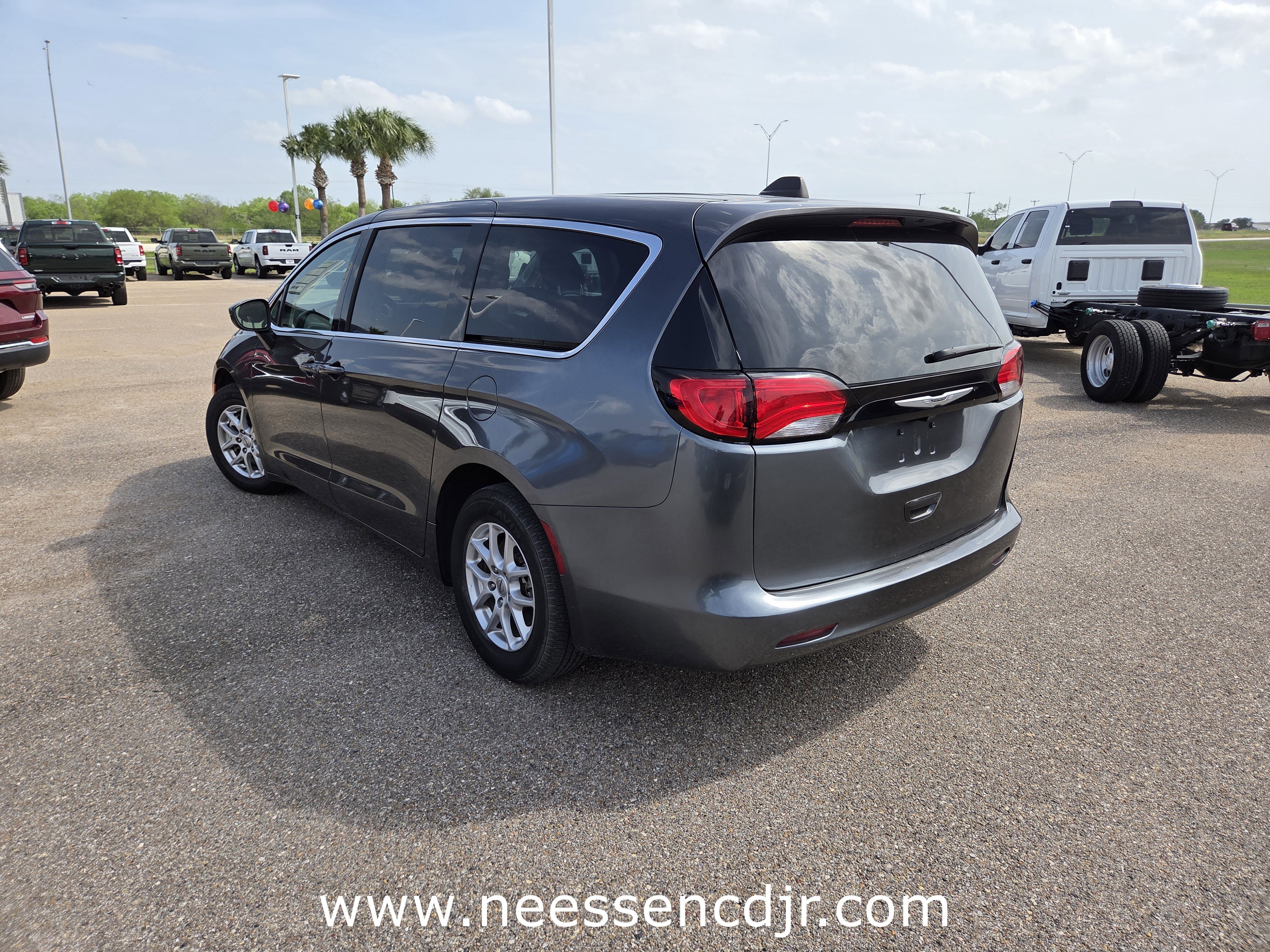 Used 2023 Chrysler Voyager LX image 5