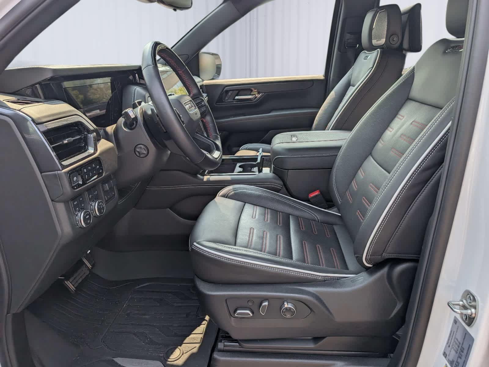 Used 2025 GMC Yukon AT4 Ultimate AWD/4WD image 23