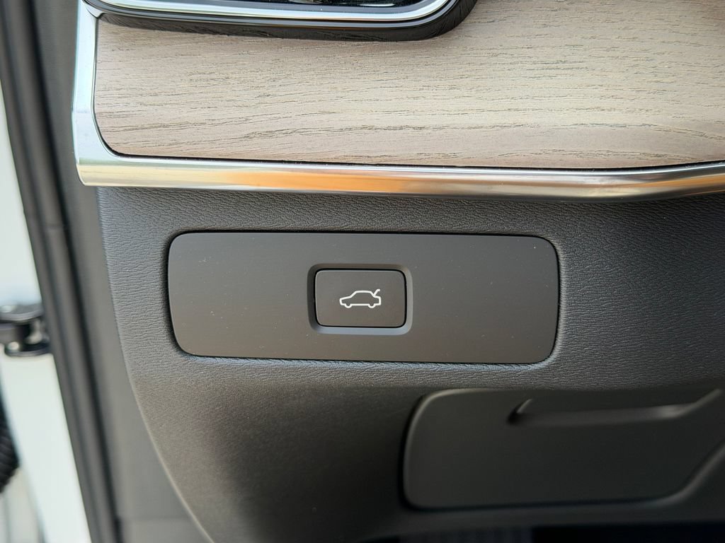 New 2026 Volvo XC90 B6 Plus w/ Protection Package Premier AWD/4WD image 32