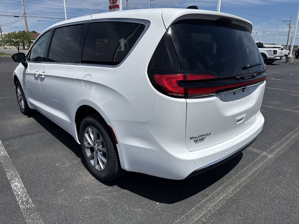 New 2027 Chrysler Pacifica Select AWD/4WD image 6