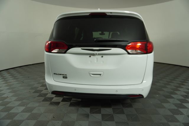 Used 2020 Chrysler Pacifica Touring-L image 6
