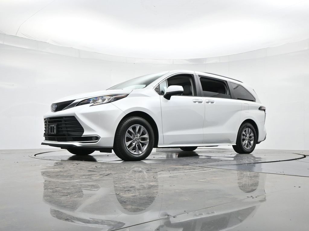 Used 2022 Toyota Sienna XLE image 33