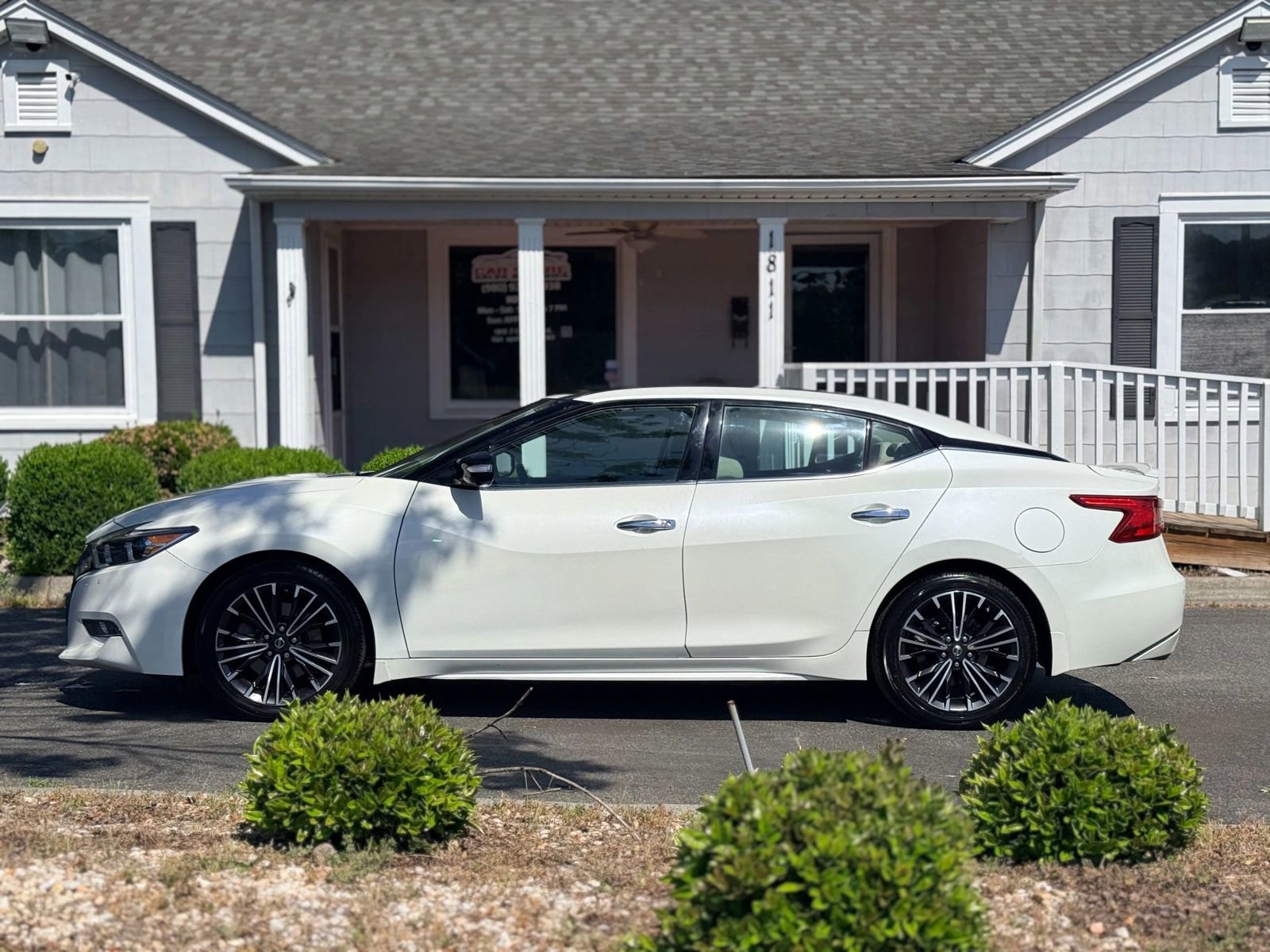 Used 2017 Nissan Maxima Platinum w/ Medallion Package FWD image 3