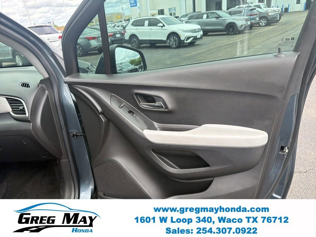 Used 2021 Chevrolet Trax LT w/ Premium Seat Package FWD image 28