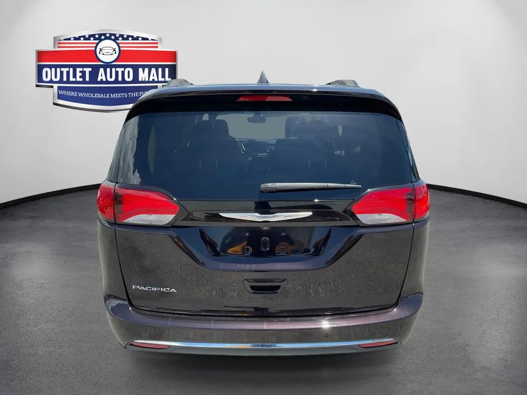 Used 2017 Chrysler Pacifica Touring-L FWD image 4