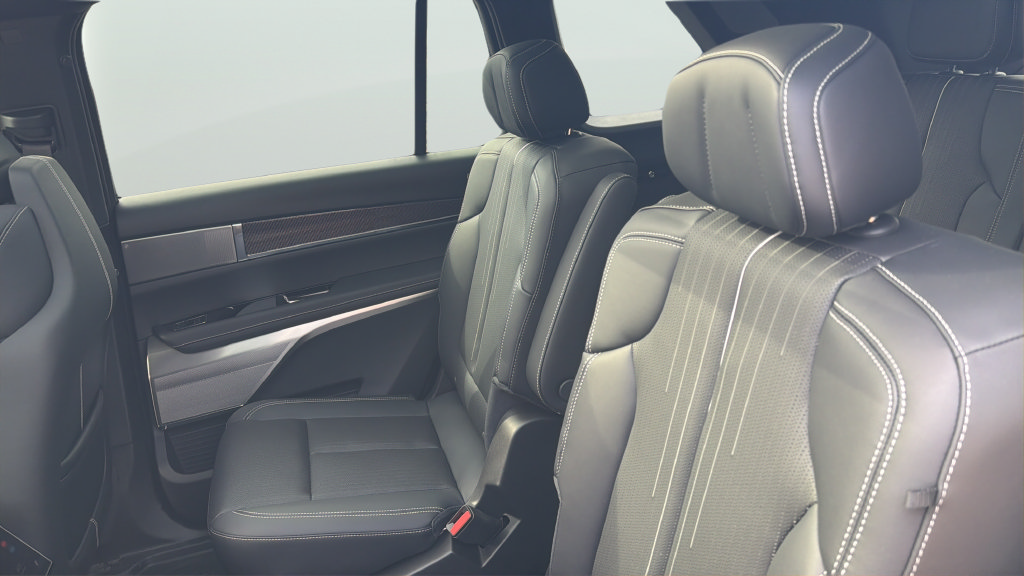 New 2027 Cadillac Vistiq Luxury w/ LPO, Floor Liner Package AWD/4WD image 23