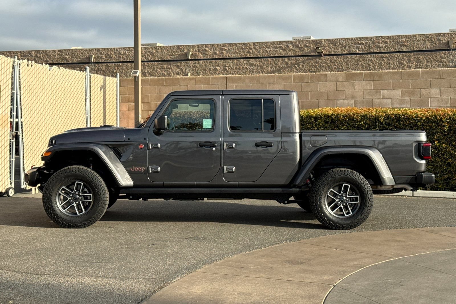 Used 2025 Jeep Gladiator Mojave w/ Convenience Group AWD/4WD image 7