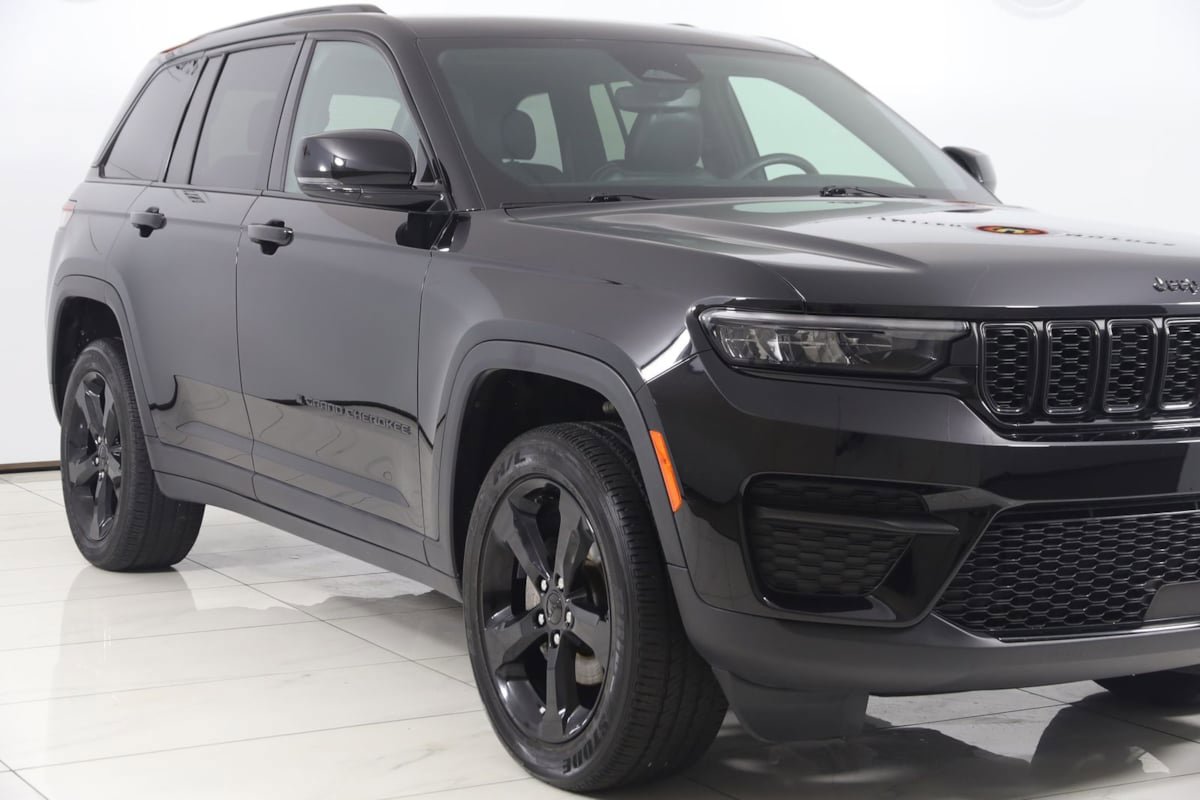 Used 2024 Jeep Grand Cherokee Altitude AWD/4WD image 38