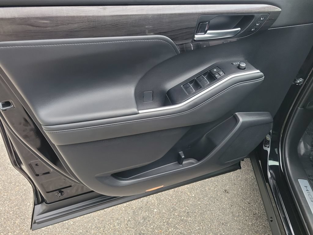 Certified 2026 Toyota Highlander Limited AWD/4WD image 19
