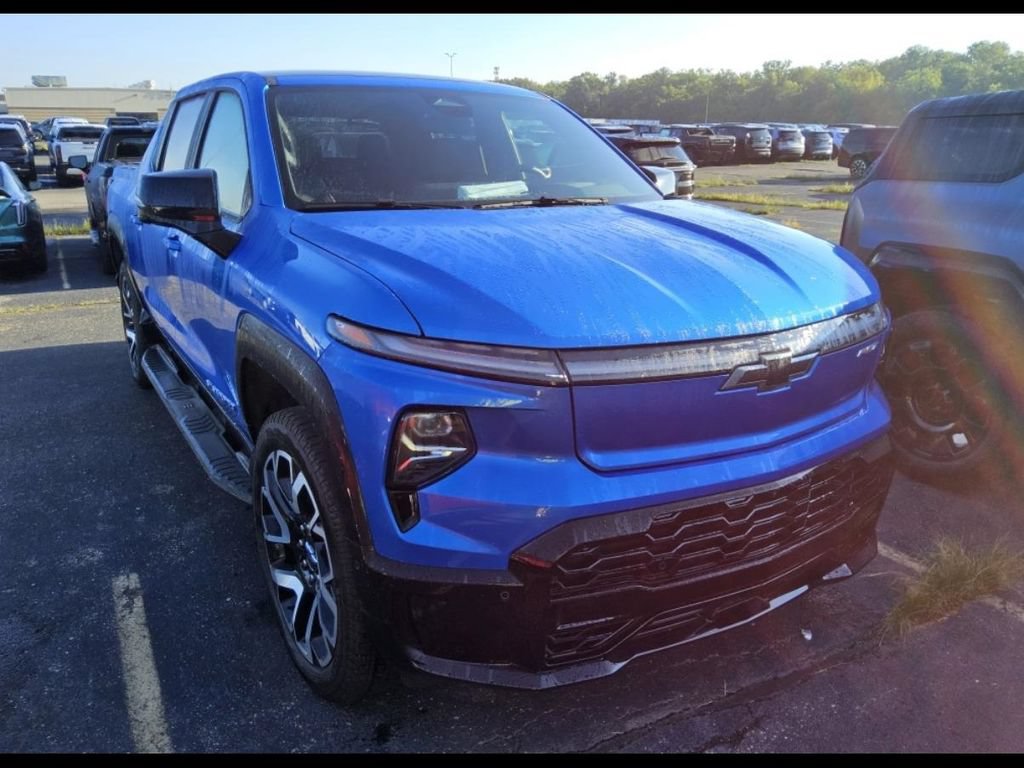 Used 2025 Chevrolet Silverado EV RST AWD/4WD image 2