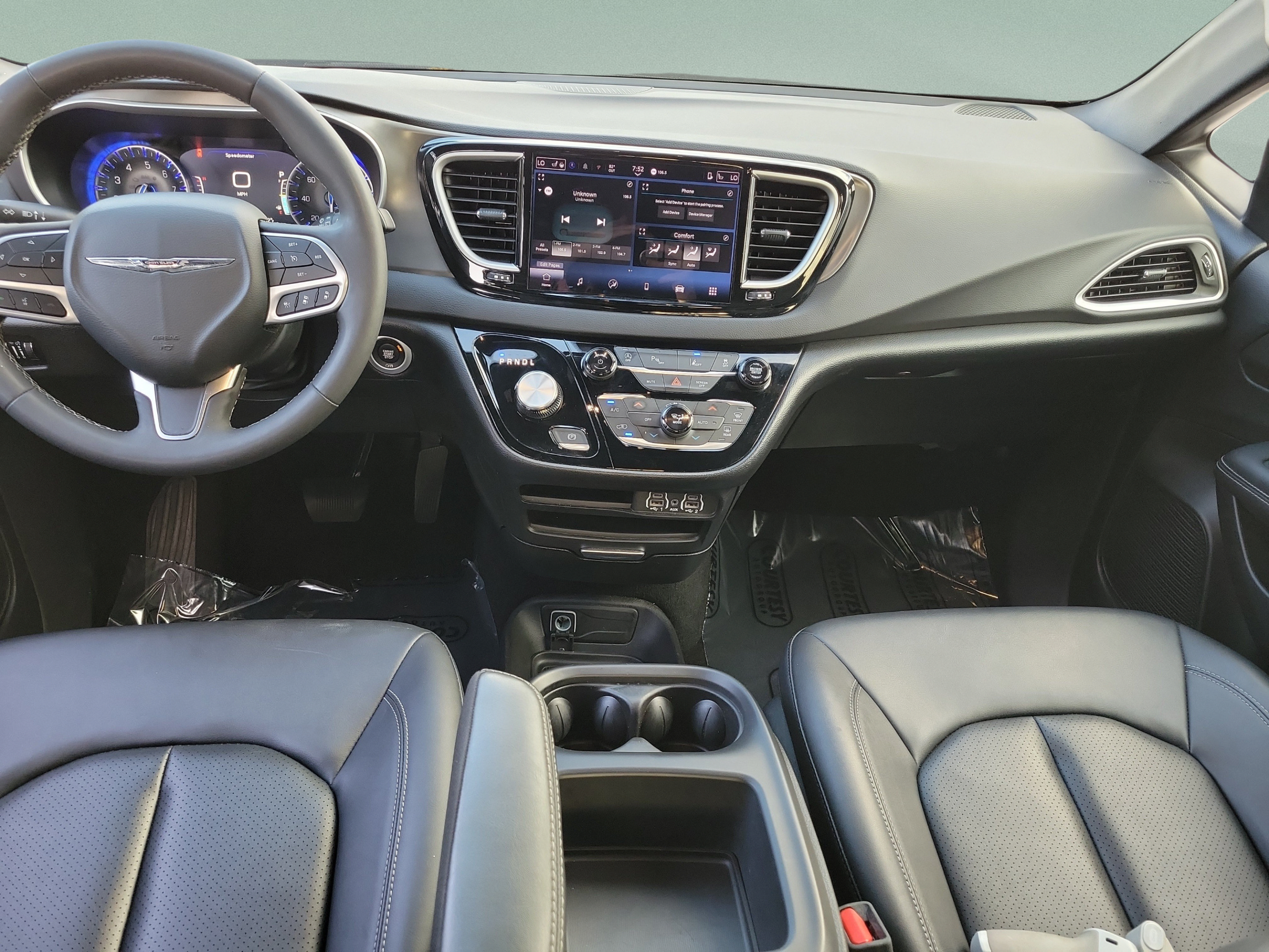 Used 2025 Chrysler Pacifica Select FWD image 13
