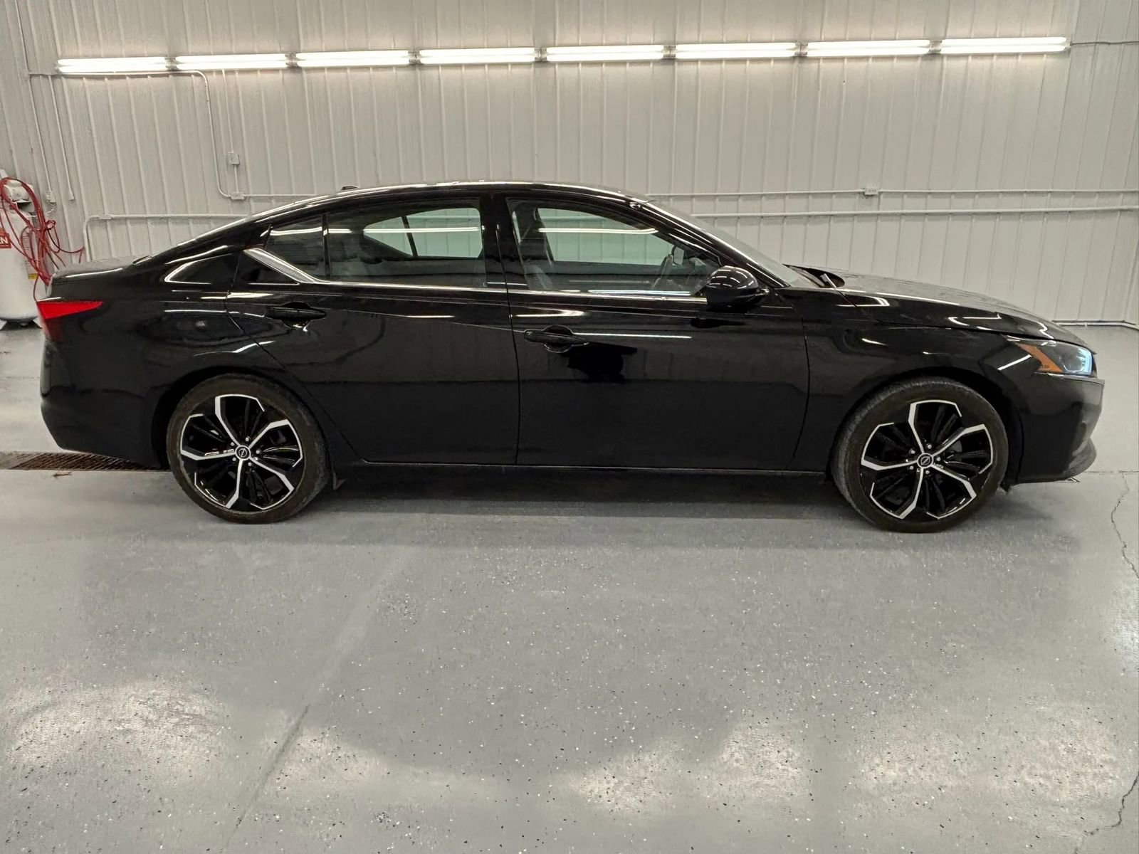 Used 2024 Nissan Altima 2.5 SR w/ SR Premium Package FWD image 2