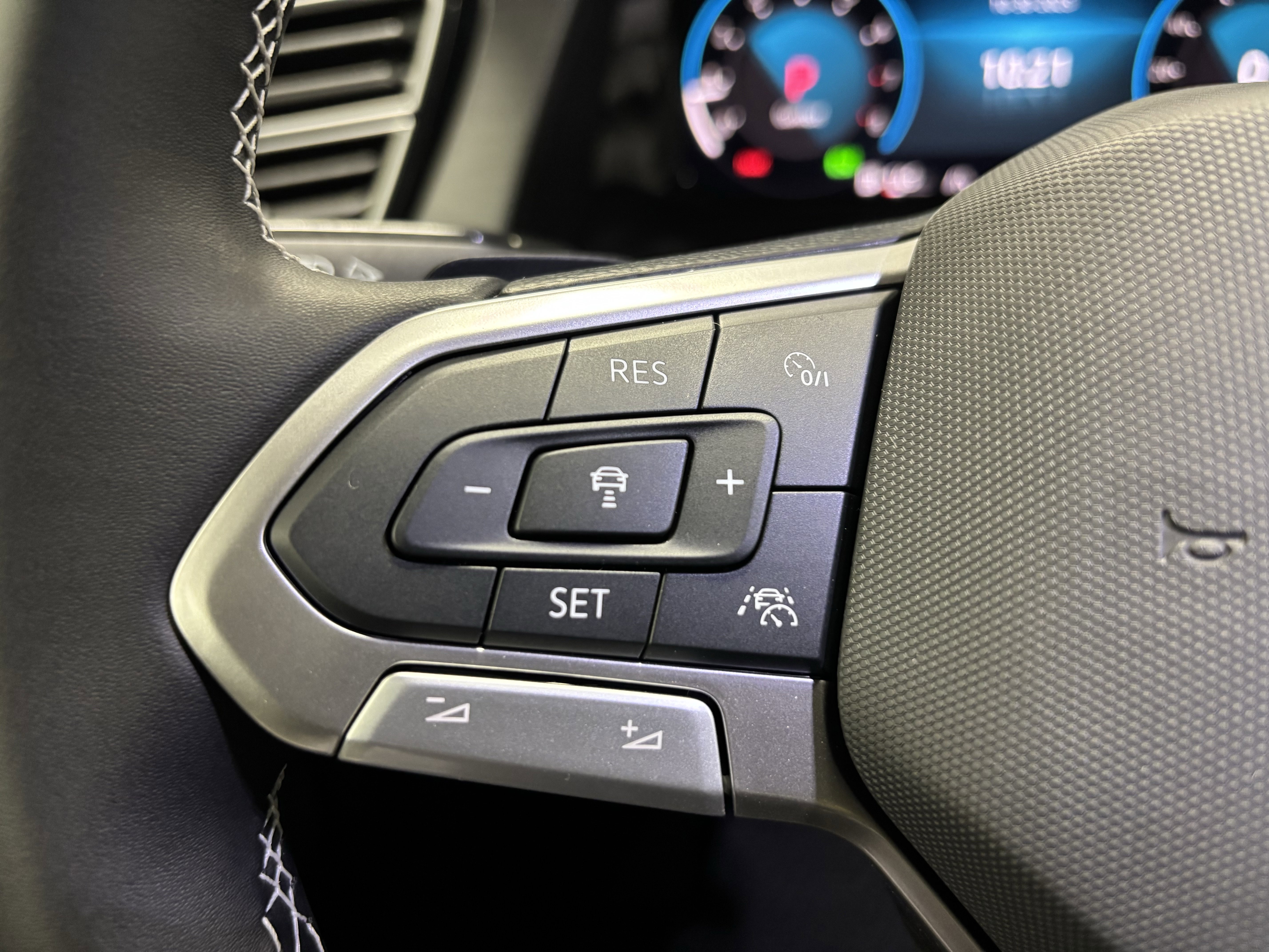 New 2026 Volkswagen Atlas Cross Sport SE image 25