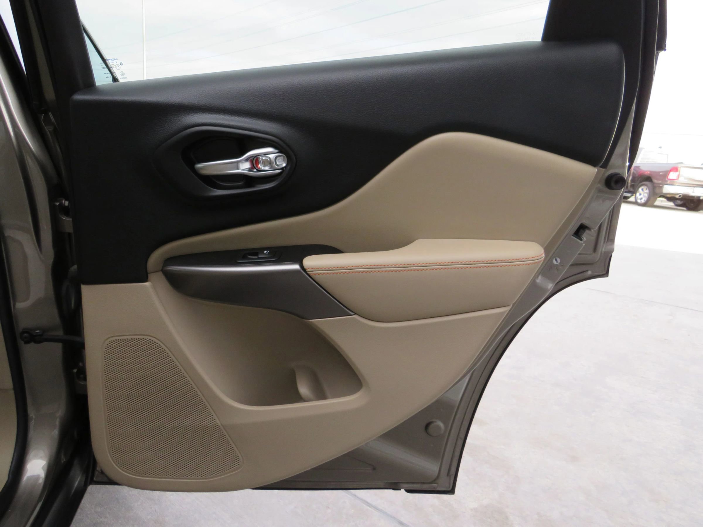 Used 2019 Jeep Cherokee Latitude w/ Popular Appearance Group image 38