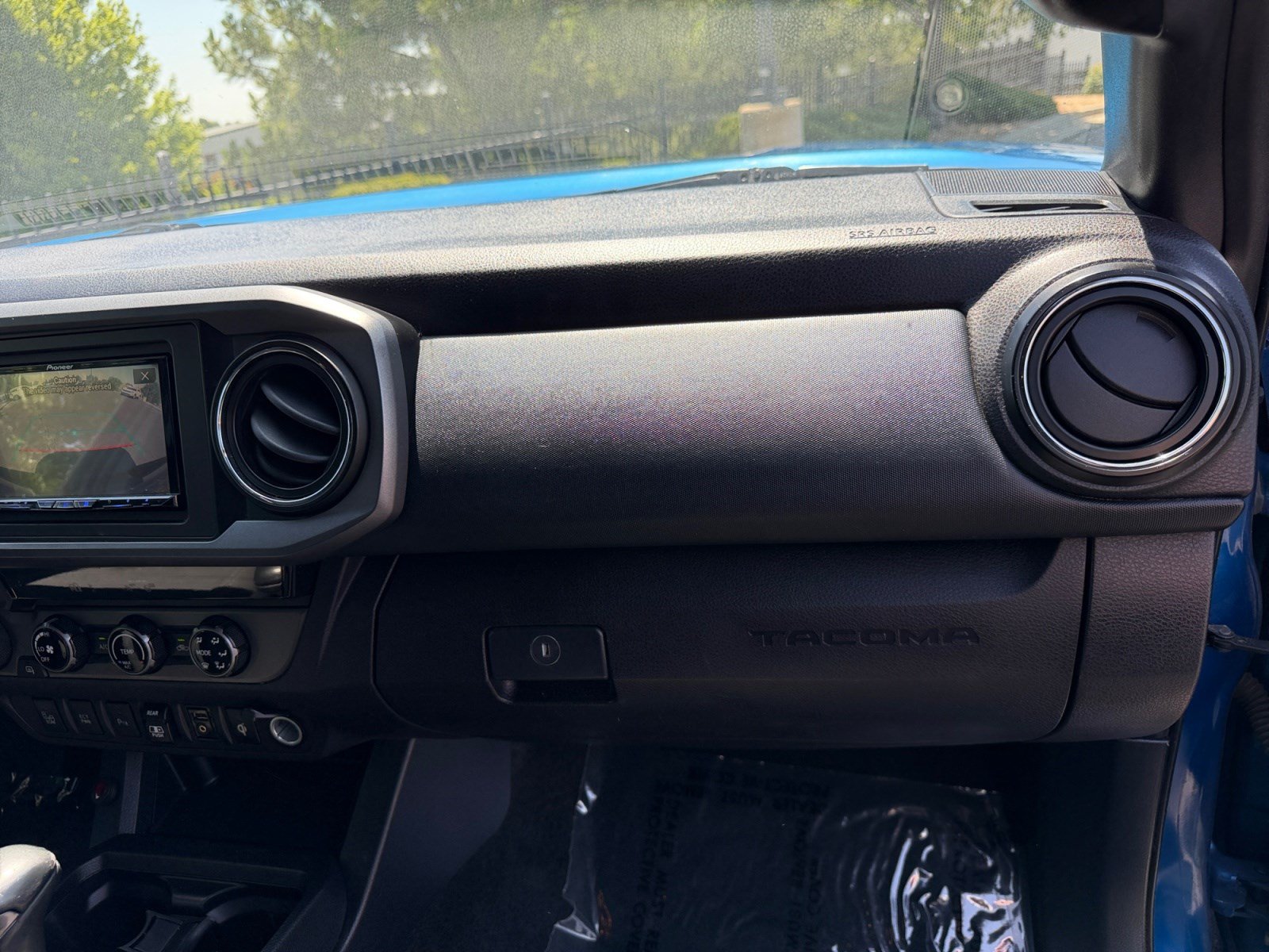 Used 2018 Toyota Tacoma TRD Off-Road w/ Technology Package AWD/4WD image 19