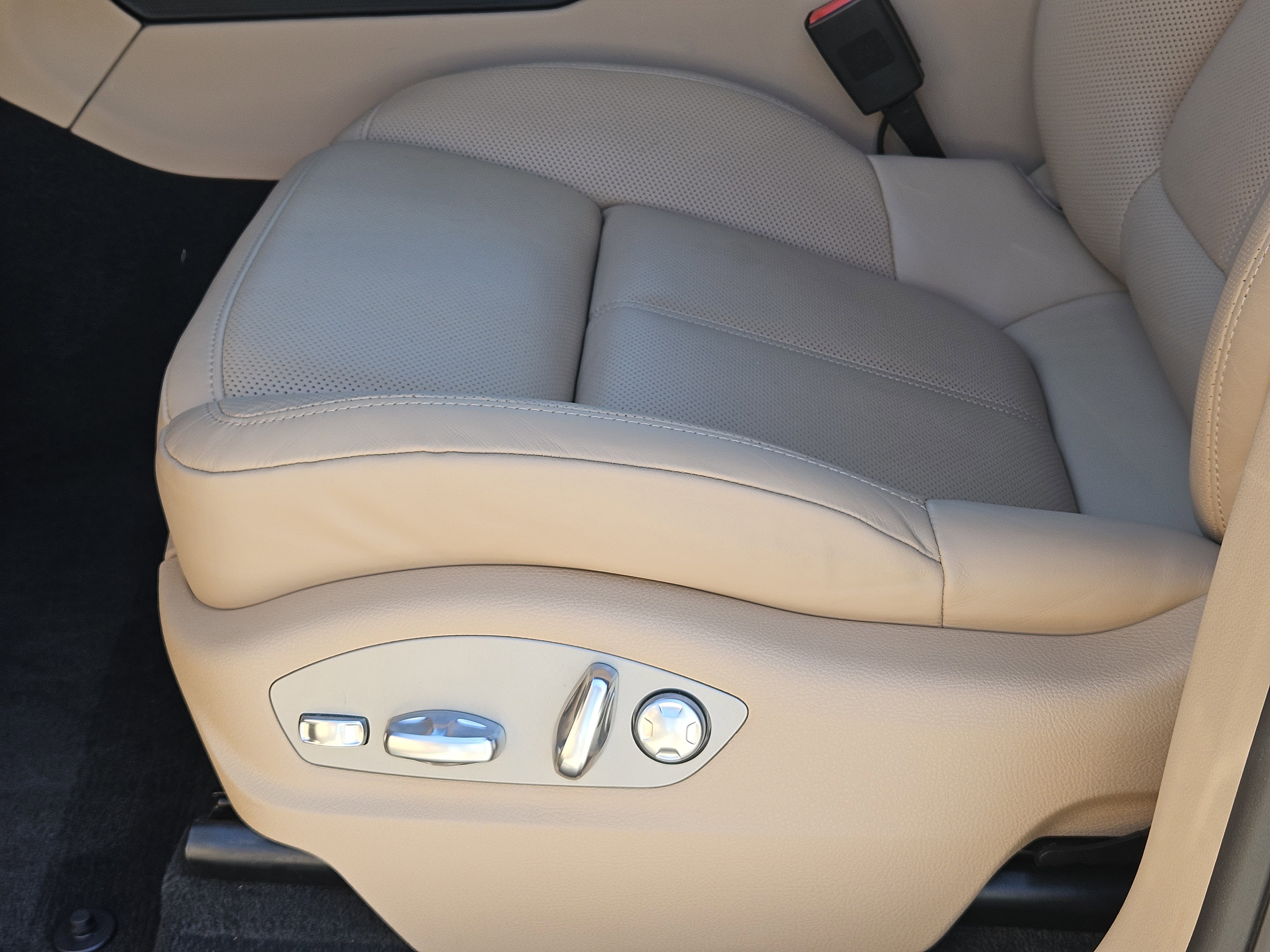 Certified 2026 Porsche Macan image 23