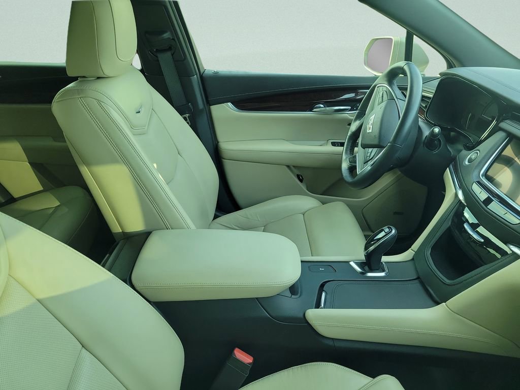 Used 2017 Cadillac XT5 Luxury w/ Driver Awareness Package image 4