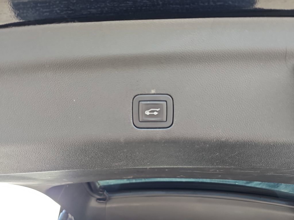 Used 2025 Chevrolet Suburban Z71 image 18