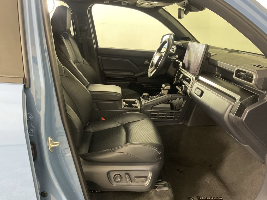 Used 2025 Toyota 4Runner Limited AWD/4WD image 25