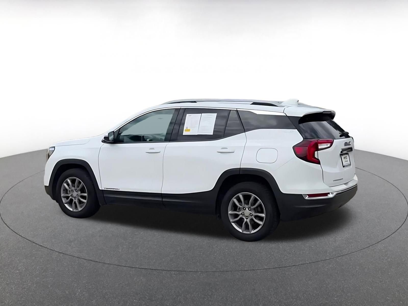 Used 2024 GMC Terrain SLT AWD/4WD image 10
