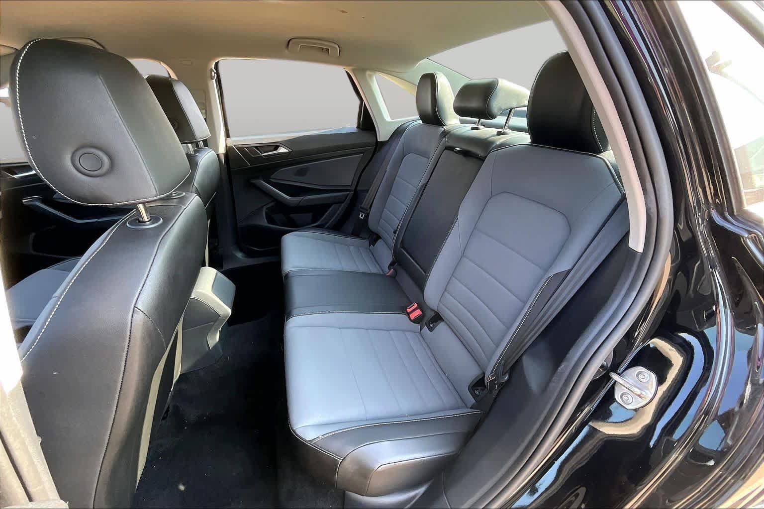 Used 2025 Volkswagen Jetta SE FWD image 17