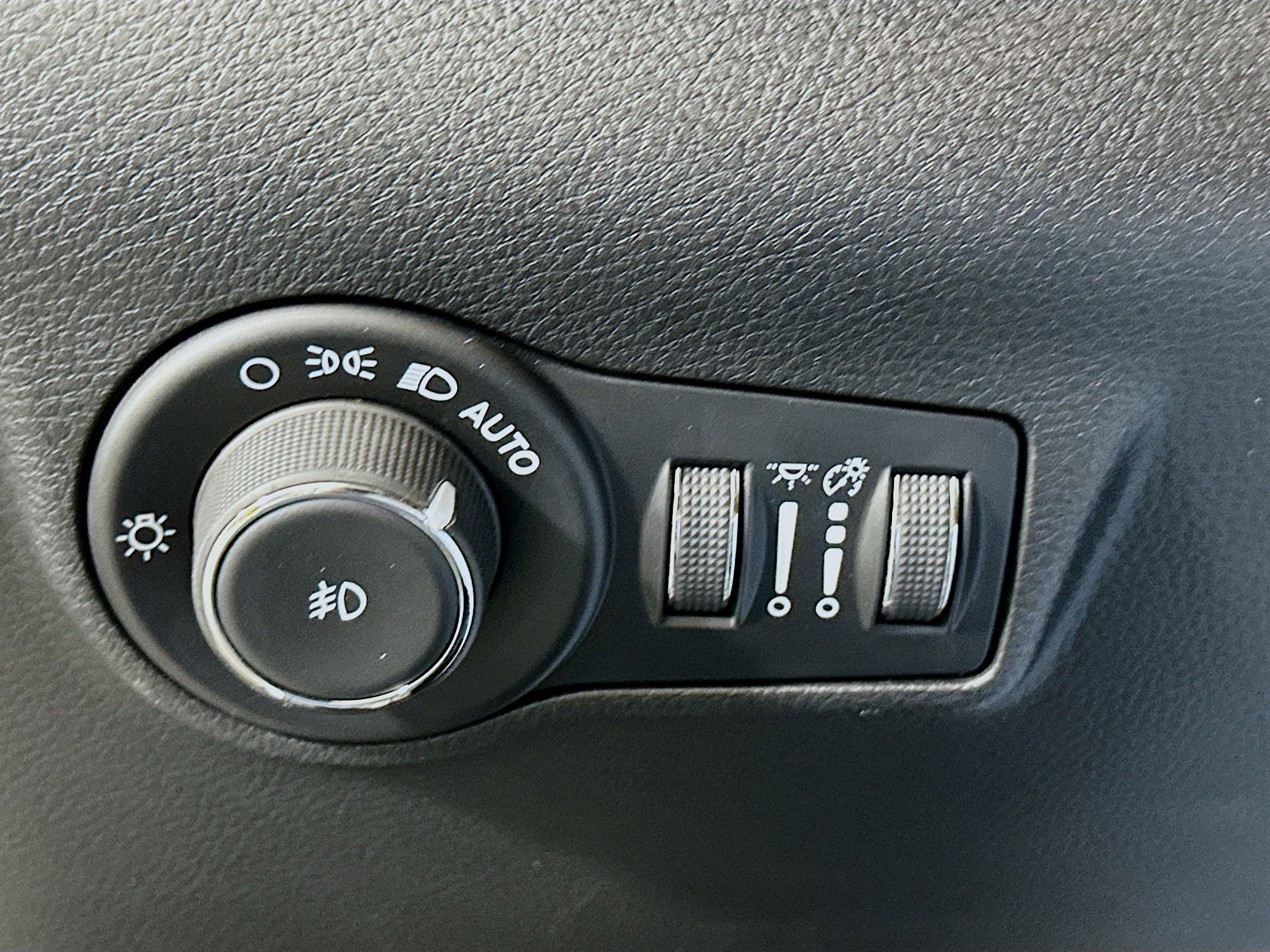 Used 2025 Jeep Compass Limited image 17