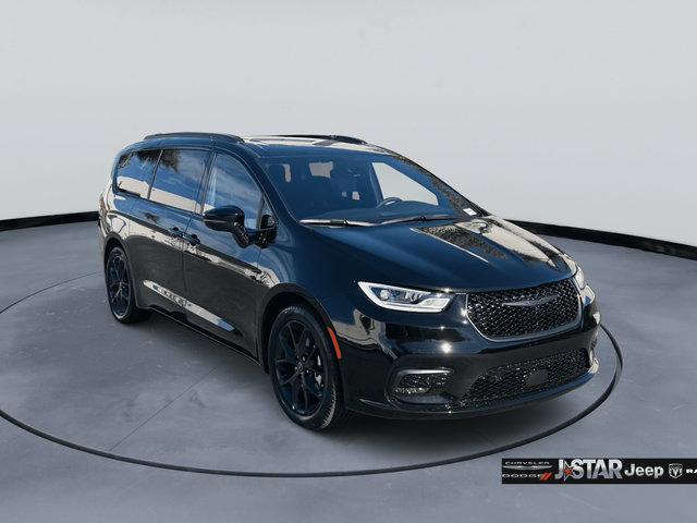 New 2026 Chrysler Pacifica Limited w/ Uconnect Theater Family Group FWD image 3