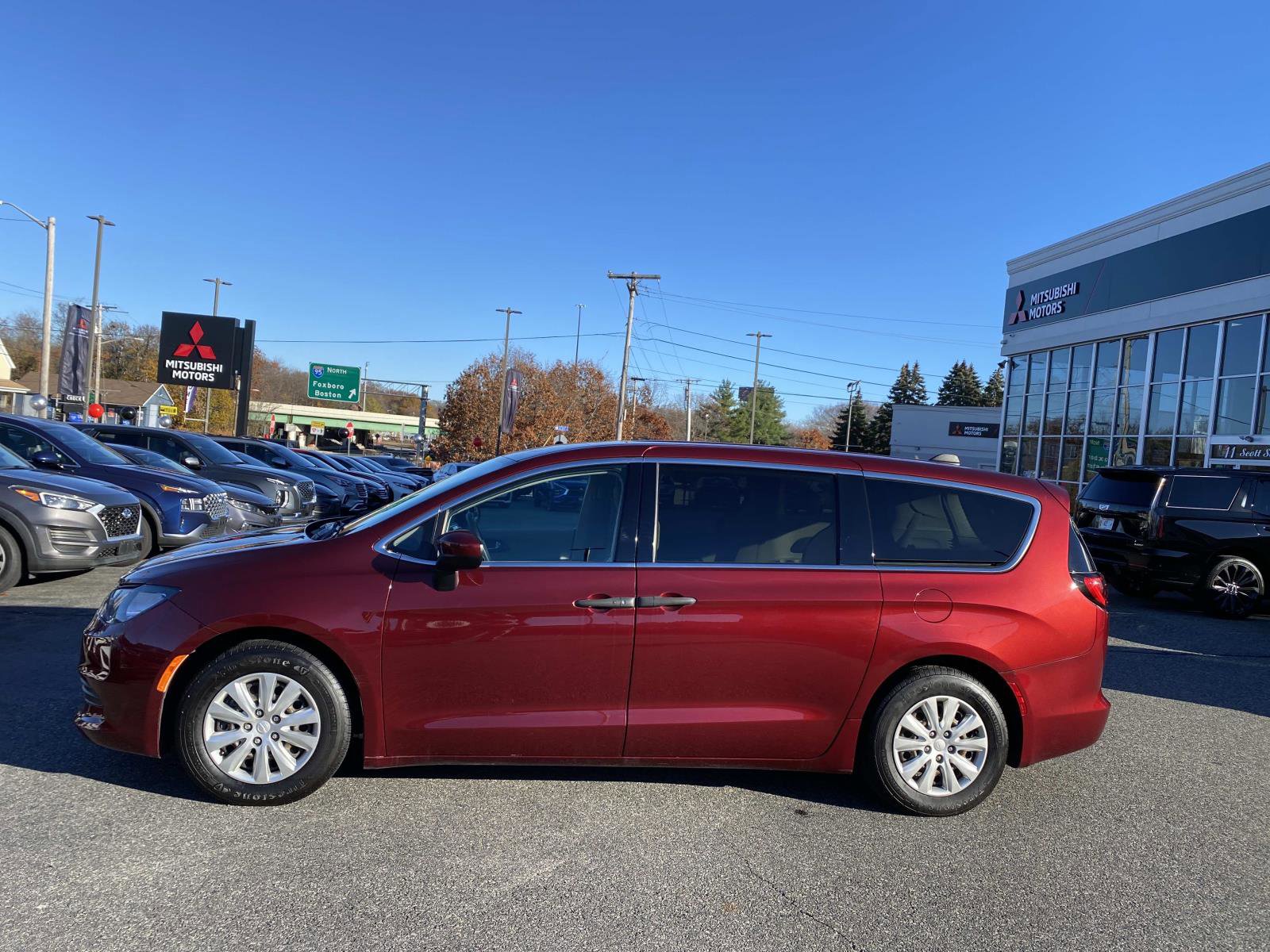 Used 2020 Chrysler Voyager L image 2