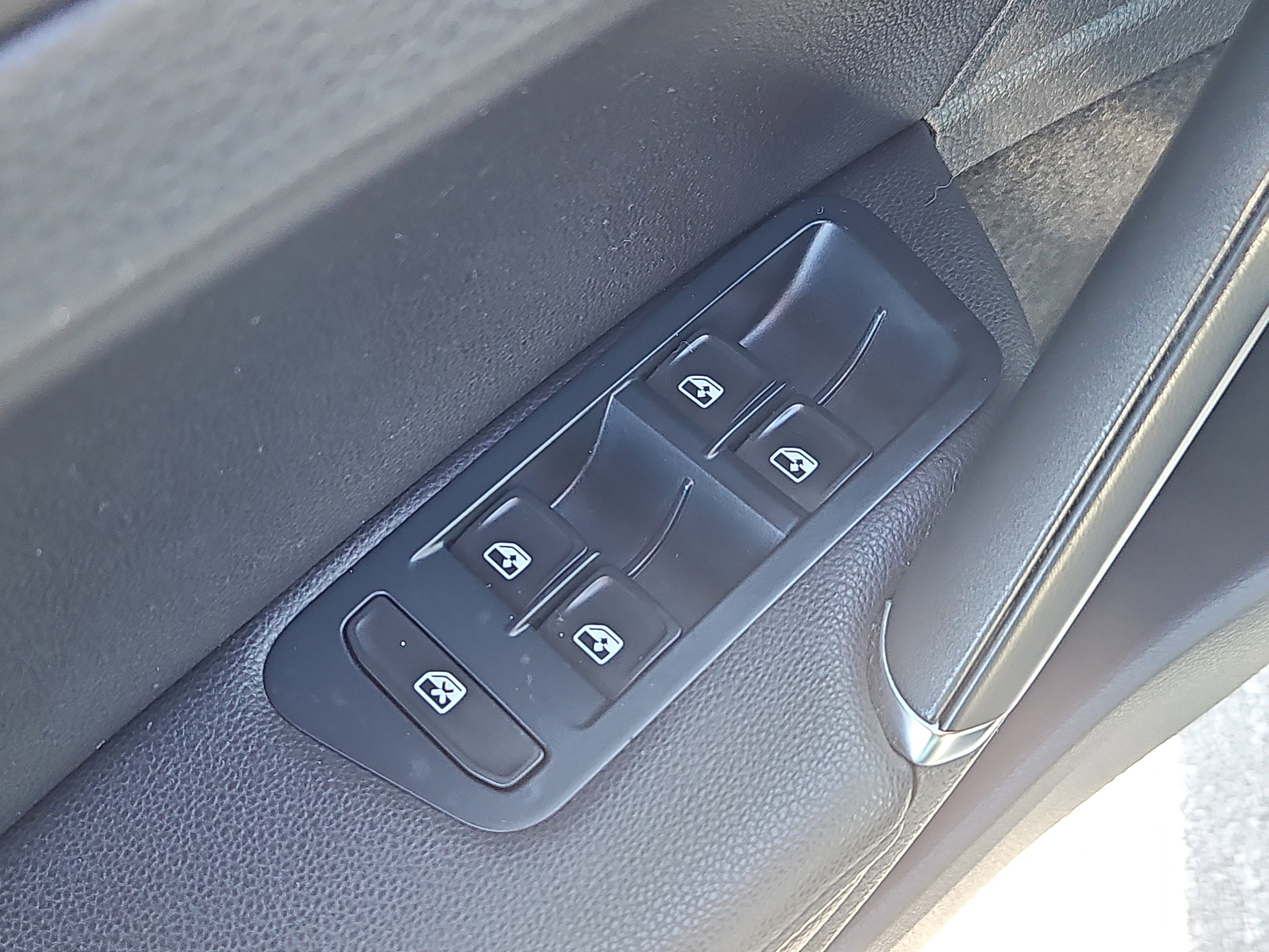 Used 2017 Volkswagen e-Golf SEL Premium image 18