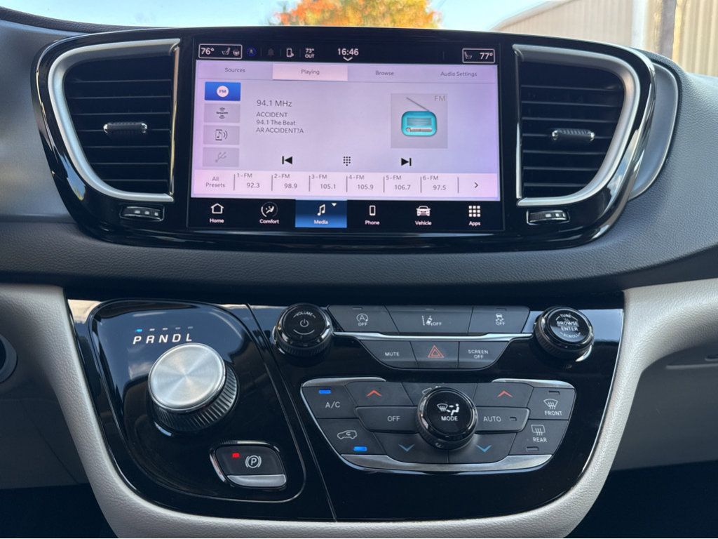 Used 2024 Chrysler Pacifica Touring-L image 34