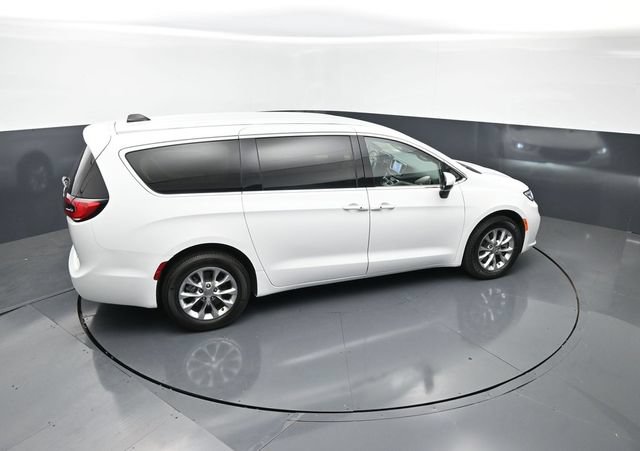 Used 2023 Chrysler Pacifica Touring-L AWD/4WD image 21