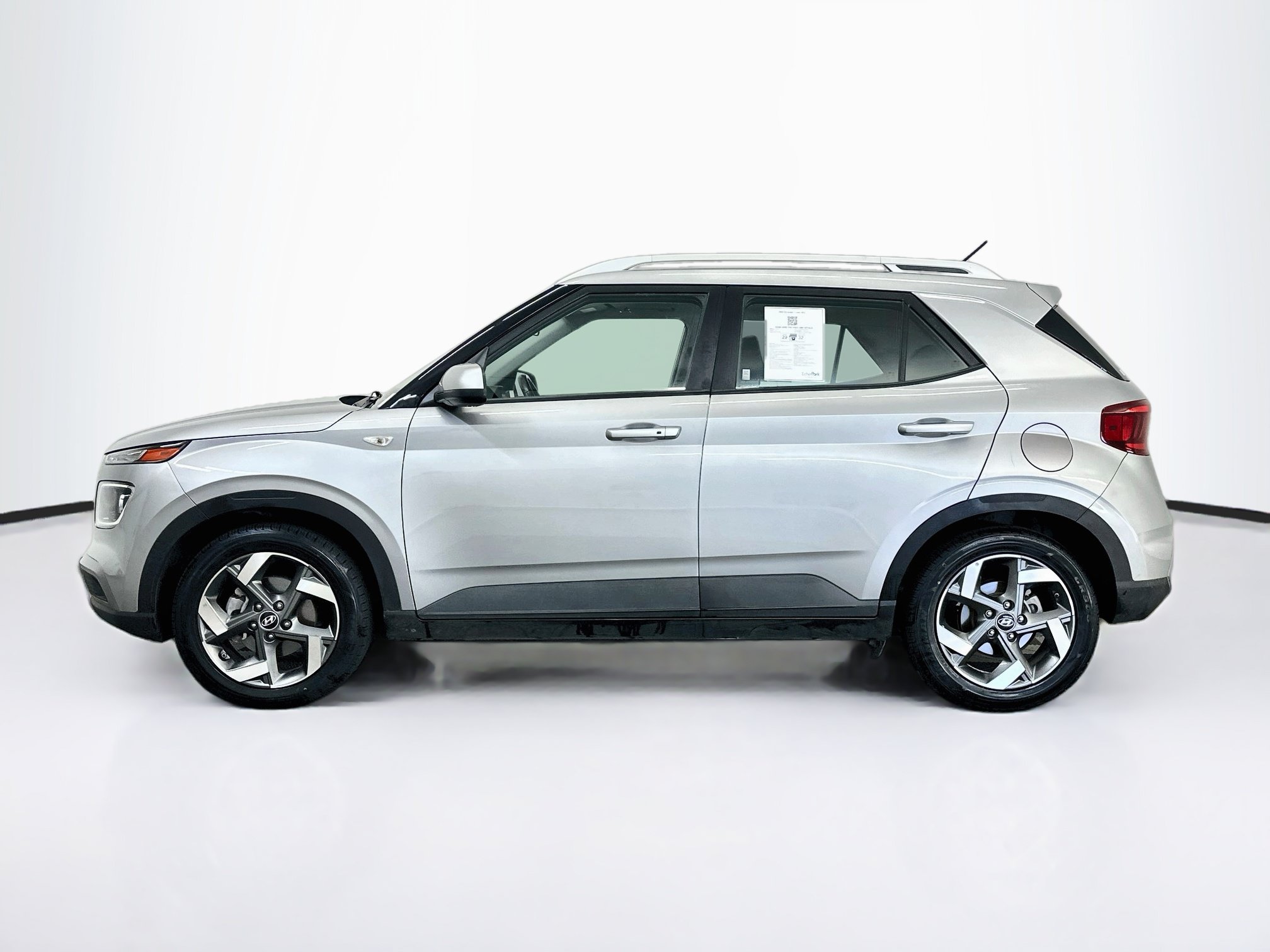 Used 2025 Hyundai Venue SEL FWD image 4