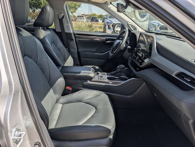 Certified 2025 Toyota Highlander Platinum AWD/4WD image 34