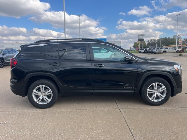 Used 2023 GMC Terrain SLE w/ Driver Convenience Package image 3