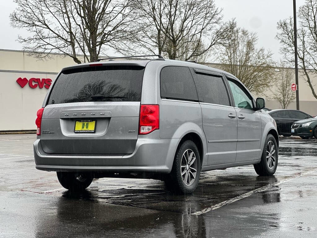 Used 2016 Dodge Grand Caravan SXT image 5