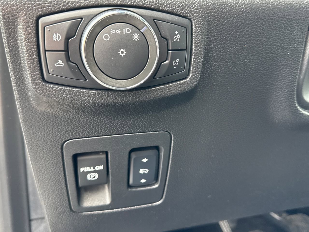 Used 2018 Ford F150 Lariat w/ Equipment Group 502A Luxury AWD/4WD image 18