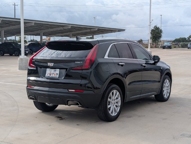 Used 2022 Cadillac XT4 Luxury w/ Cold Weather Package FWD image 5