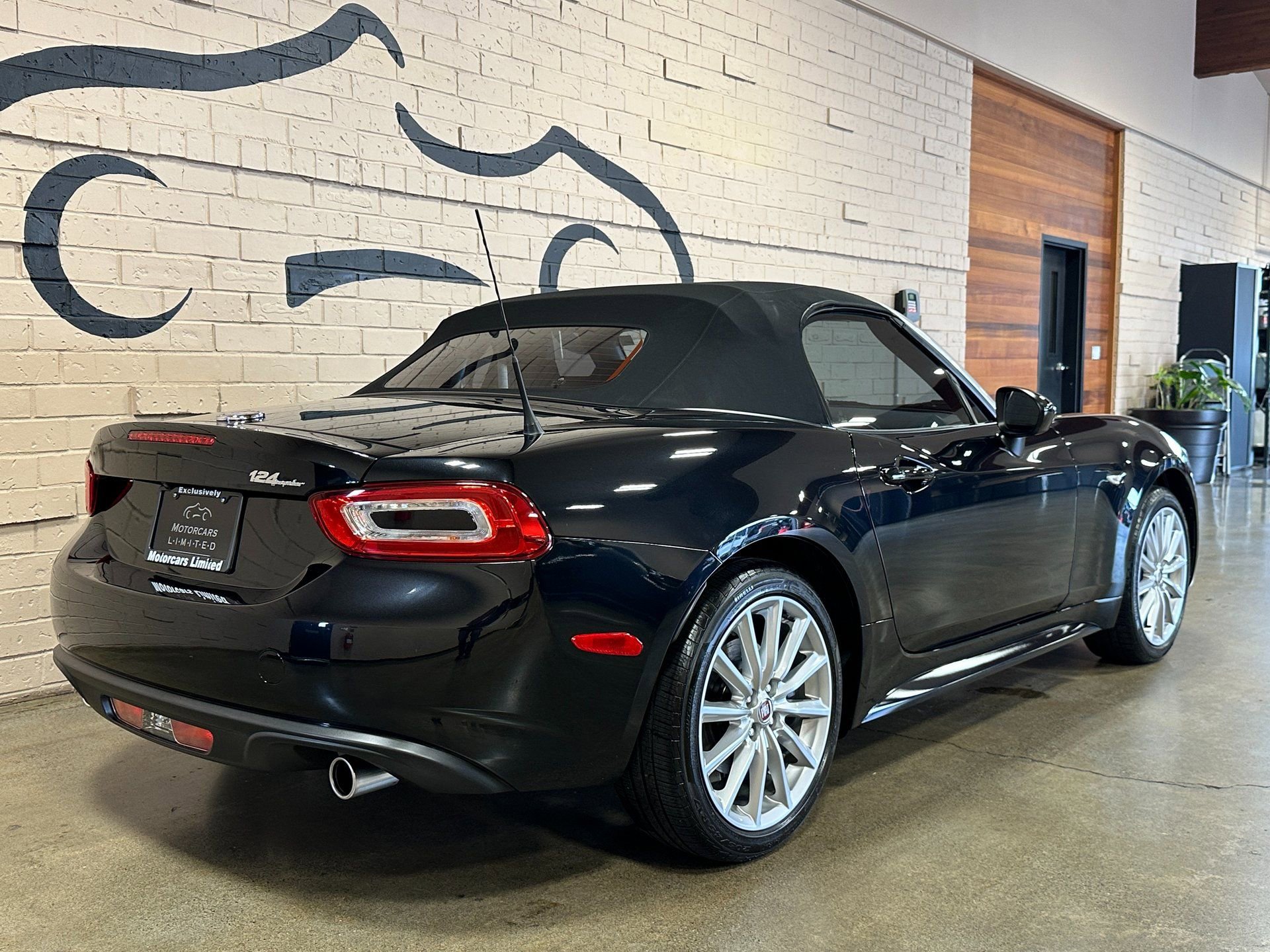 Used 2017 FIAT 124 Spider Lusso RWD image 5