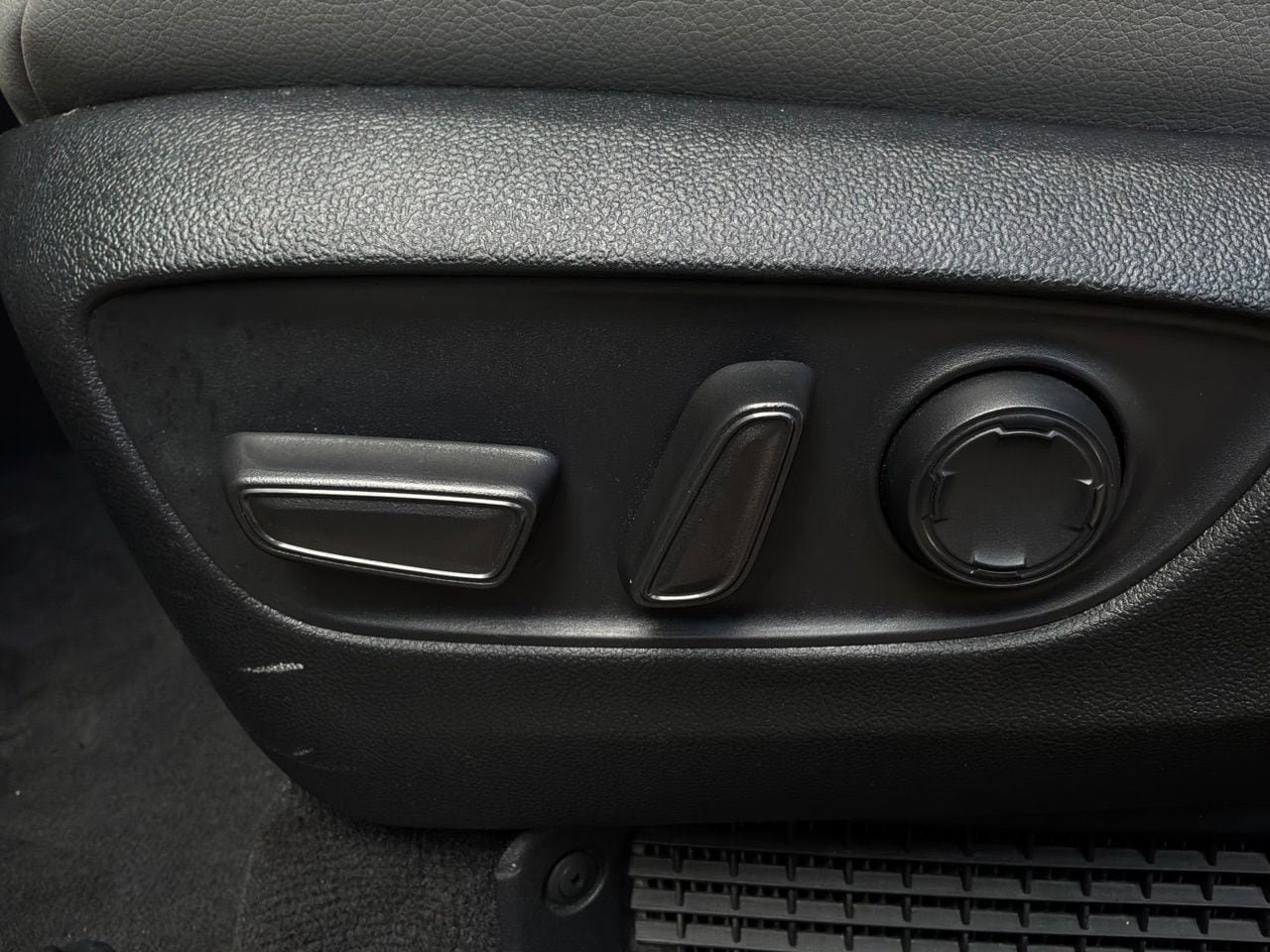 Used 2025 Toyota Sienna XLE FWD image 11