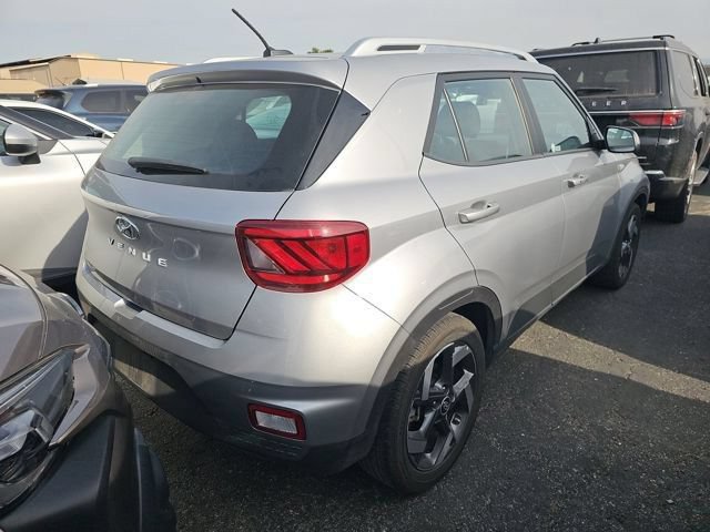 Used 2025 Hyundai Venue SEL FWD image 3