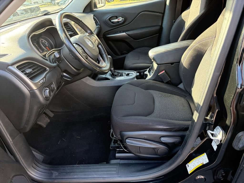 Used 2020 Jeep Cherokee Latitude w/ Cold Weather Group image 14