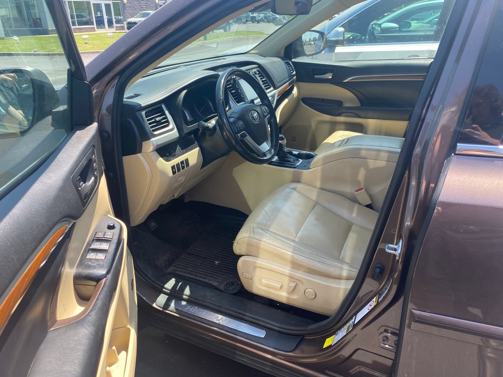 Used 2018 Toyota Highlander Limited w/ Protection Package #3 AWD/4WD image 2