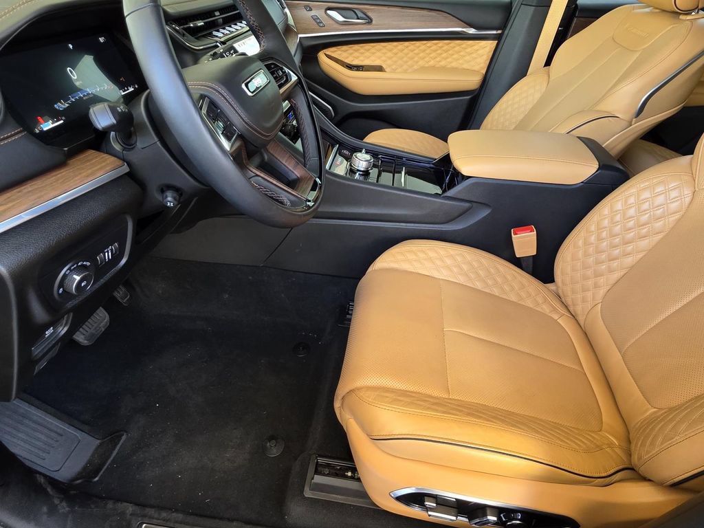 Used 2025 Jeep Grand Cherokee Summit AWD/4WD image 7
