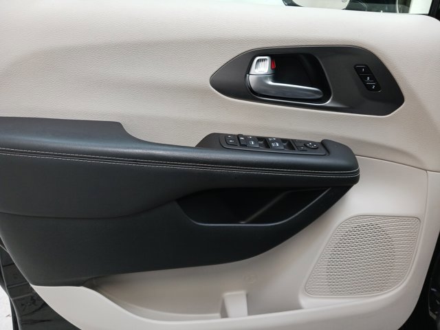 Used 2024 Chrysler Pacifica Touring-L image 26